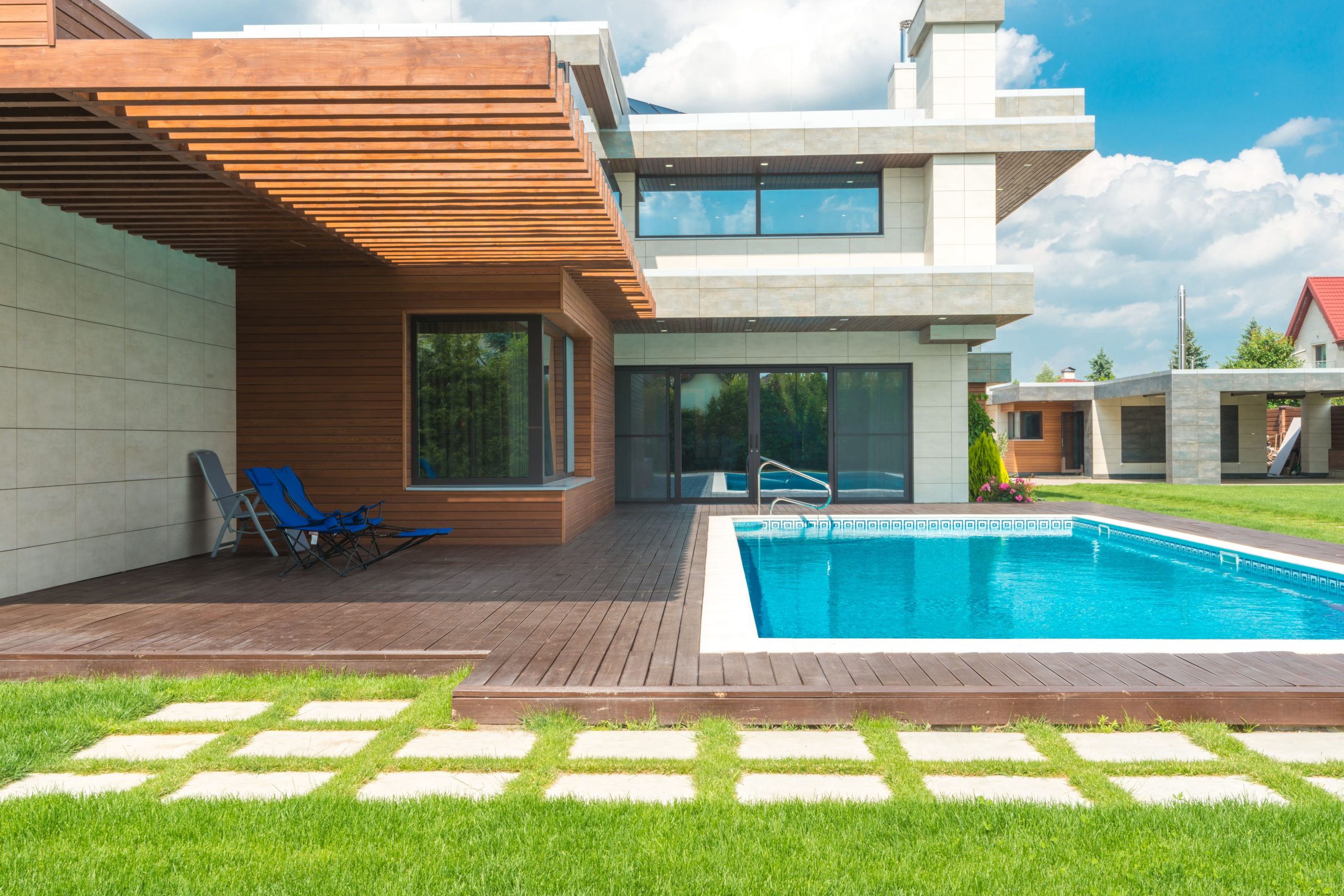 Contemporaine villa met zwembad en terras. Foto: Max Vakhtbovych / Pexels.