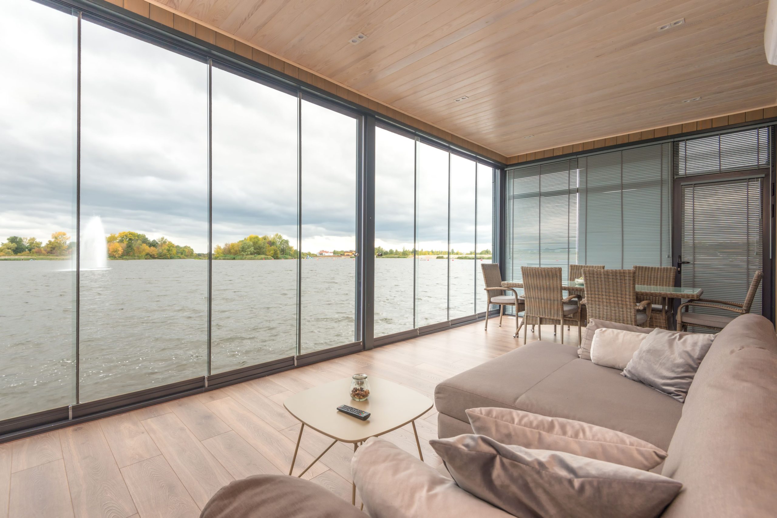 Minimalistische moderne woonkamer met uitzicht over het meer. Foto: Max Vakhtbovych / Pexels.